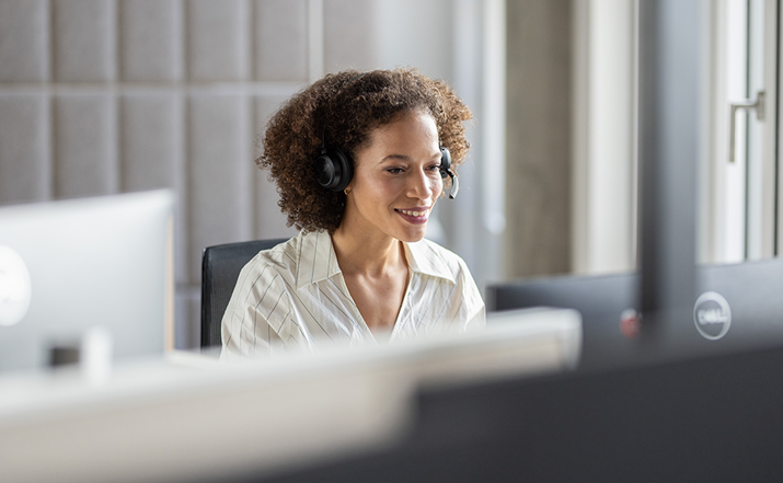 Omnissa Maximale Flexibilität und Sicherheit, Frau, Büro, Arbeit, Telefon