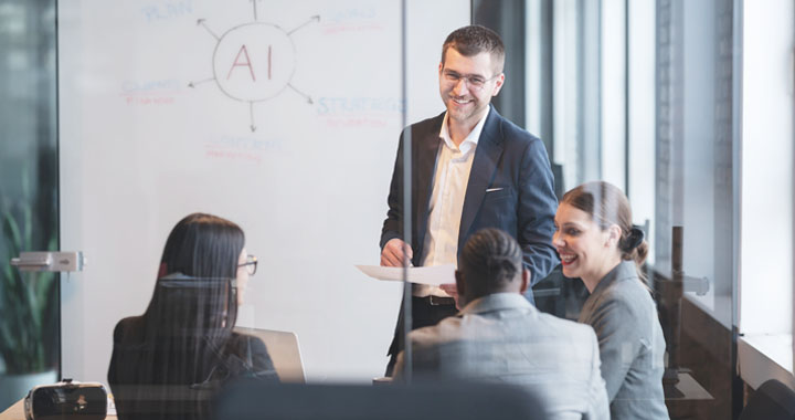 Ein Mann und drei Frauen treffen sich zum Thema KI.