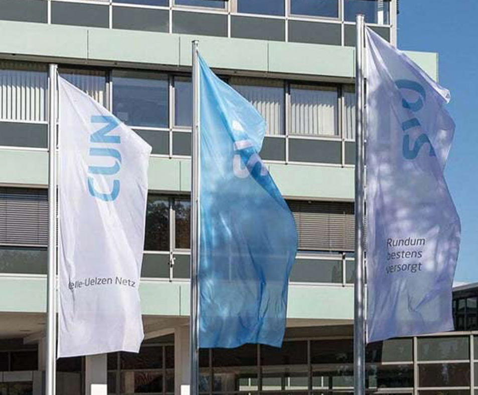 Referenz Celle-Uelzen Netz GmbH Headquarter mit wehenden Flaggen