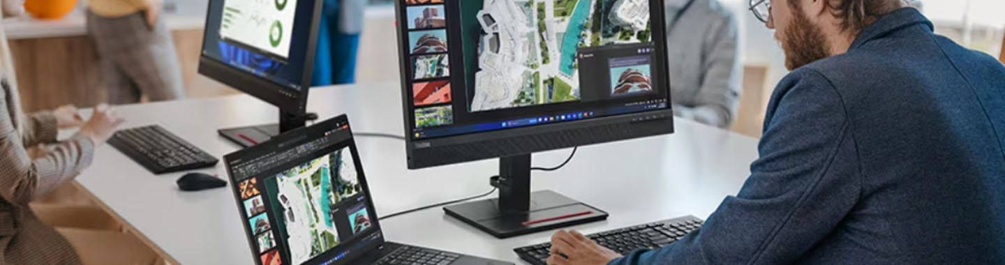 Mainbanner - Man with Lenovo Monitor