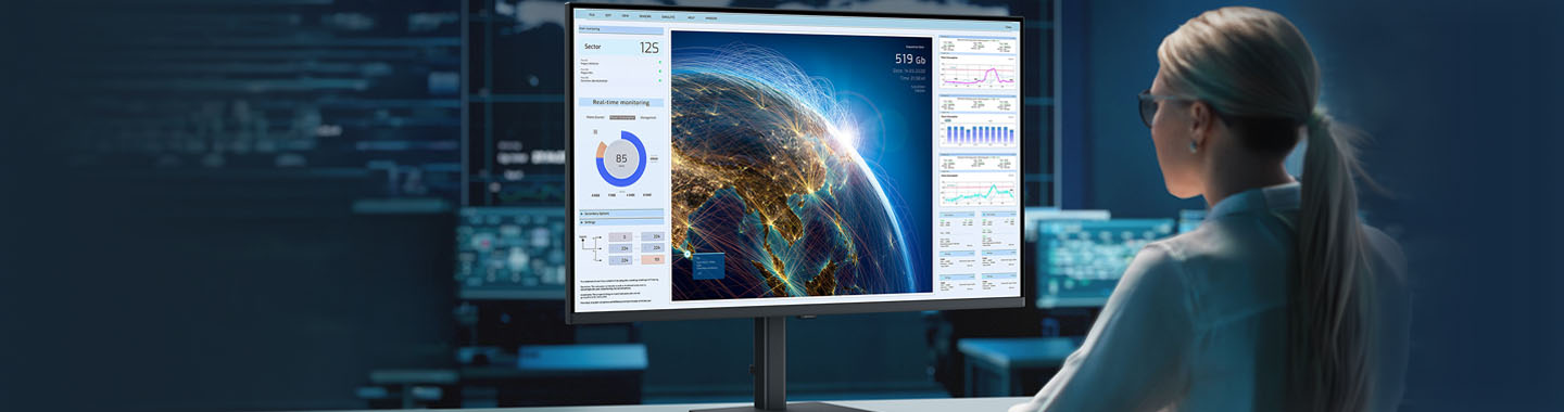 Eine Frau sitzt im Büro vor einem Samsung ViewFinity S8 Monitor.