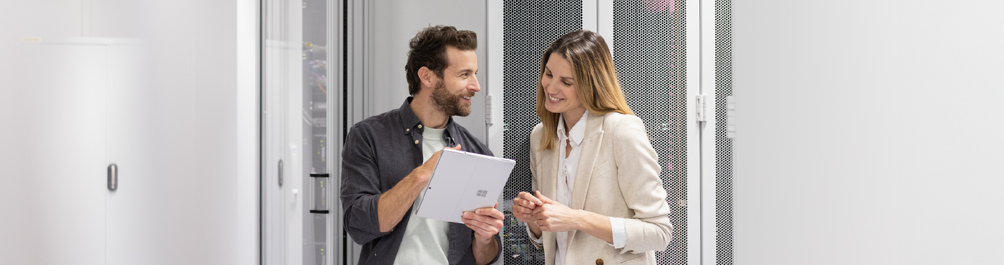 Ein Mann und eine Frau unterhalten sich im Rechenzentrum