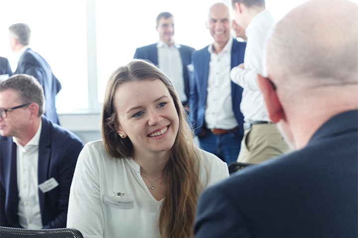 Eine Frau und ein Mann beim Peer-Networking bei Bechtle Greenfield.