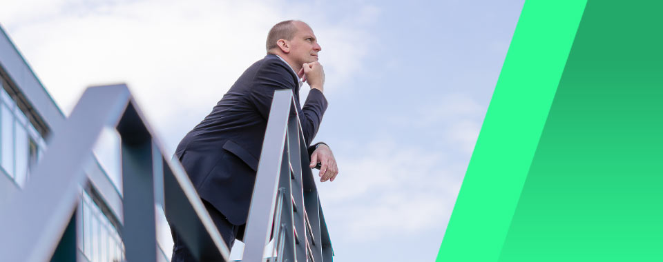 Mann schaut auf Wolken