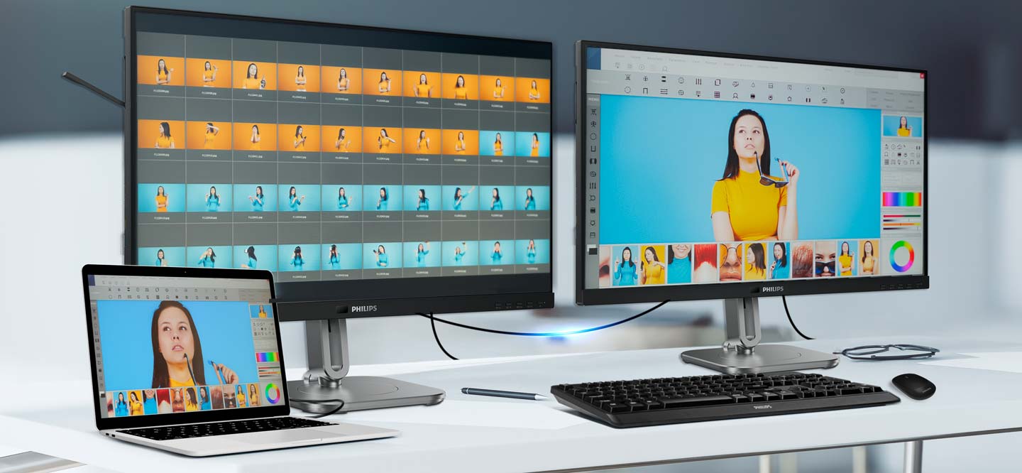 Ein Arbeitstisch mit zwei Monitoren und einem Laptop.
