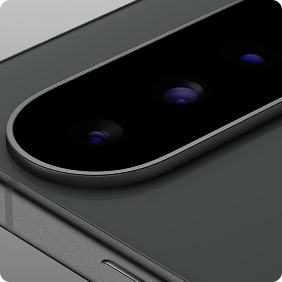 Nahaufnahme der Rückkamera eines Smartphones mit mehreren Objektiven für hochwertige Fotografie