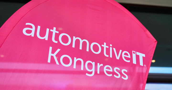 Roter Werbebanner mit Schriftzug automotiveIT Kongress als Hinweis auf Branchenveranstaltung