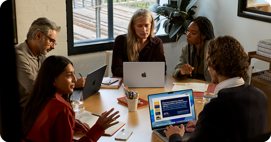 Apple MacBook Pro M5. Kreative Frau am Arbeitsplatz.