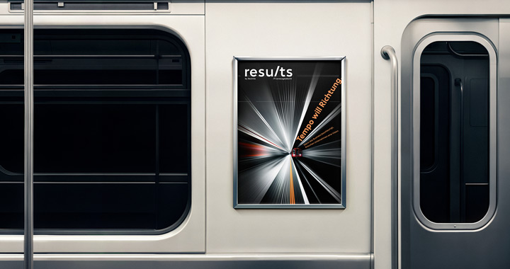 Werbeplakat in einer U-Bahn zeigt dynamische Lichtstreifen und Slogan zur Beschleunigung von IT-Prozessen