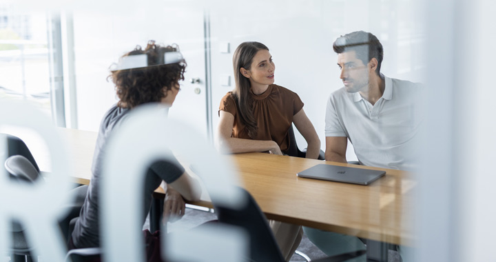 Menschen sitzen in einem Besprechungsraum