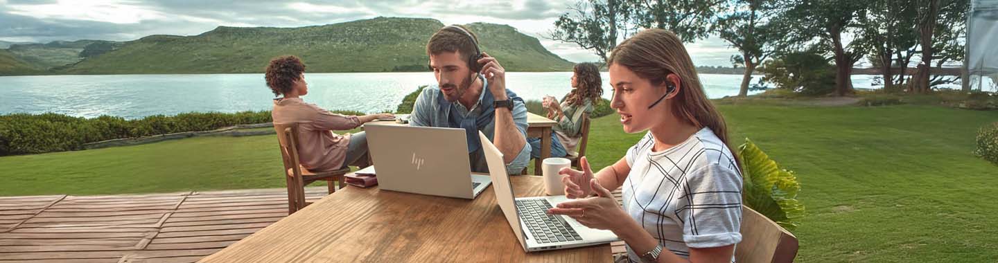 People working outside Mainbanner