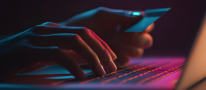 Eine Person gibt eine Kartennummer ein, um eine Zahlung vorzunehmen.