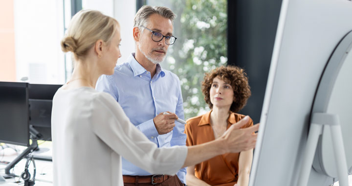 Menschen arbeiten gemeinsam an einem Surface Hub
