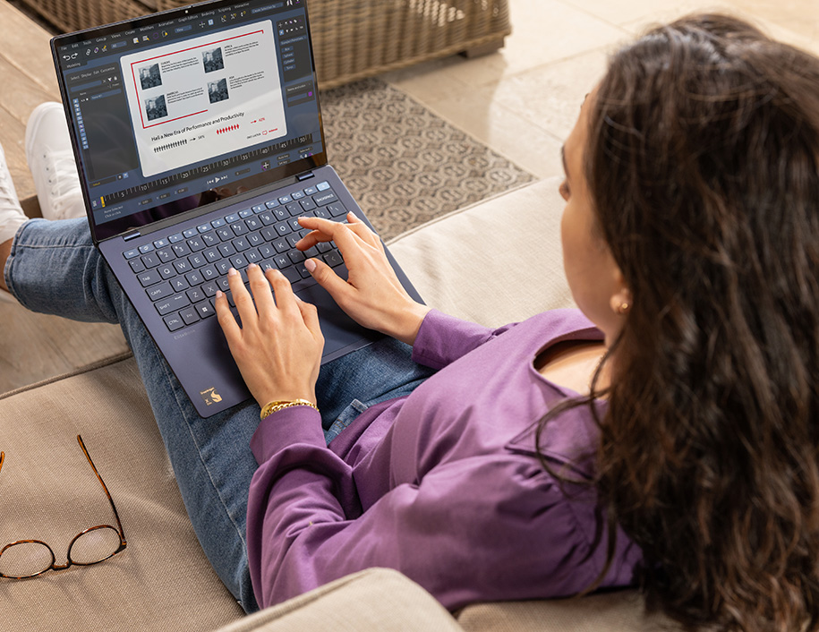 Qualcomm und Snapdragon Laptop Frau arbeitet in einem Cafe