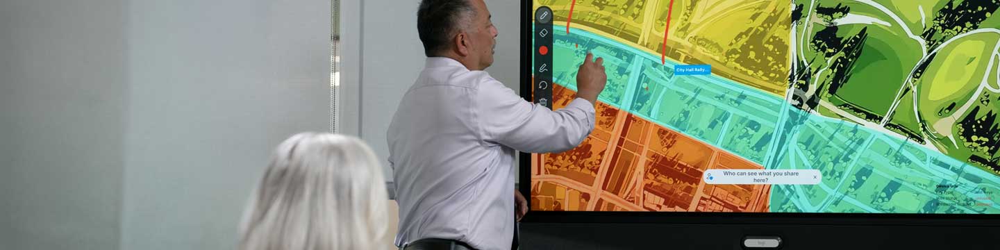 Ein Mann, der ein Rally-Board-Display benutzt 