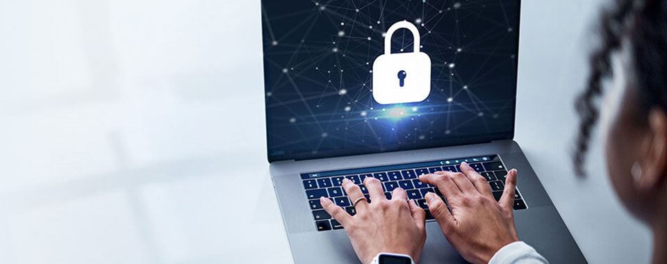 Eine Frau arbeitet an der NIS2-Bewertung