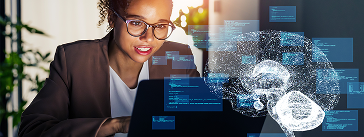 Eine Frau arbeitet an einem Laptop und benutzt dabei ein KI-Tool.