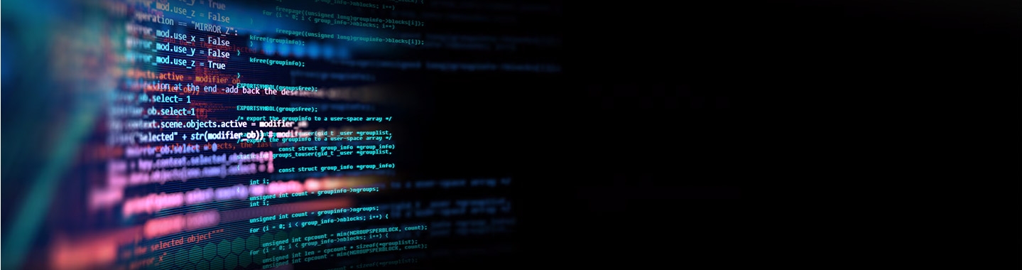 Nahaufnahme von Programmiercode auf dunklem Bildschirm mit farbiger Syntax