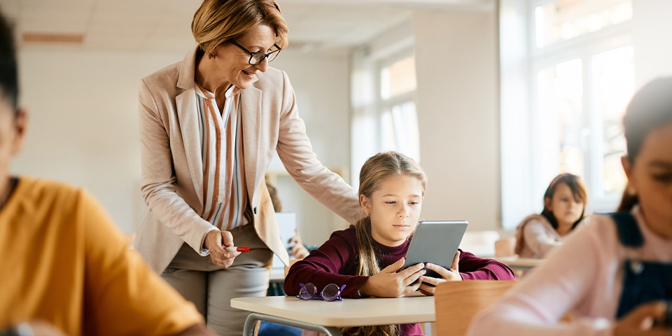 schule lehrer klassenzimmer schuelerin