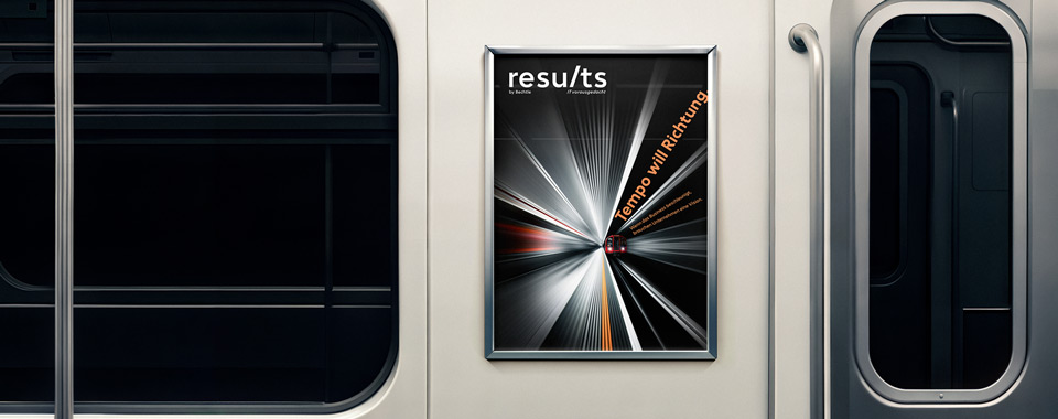 Werbeplakat in einer U-Bahn zeigt dynamische Lichtstreifen und Slogan zur Beschleunigung von IT-Prozessen