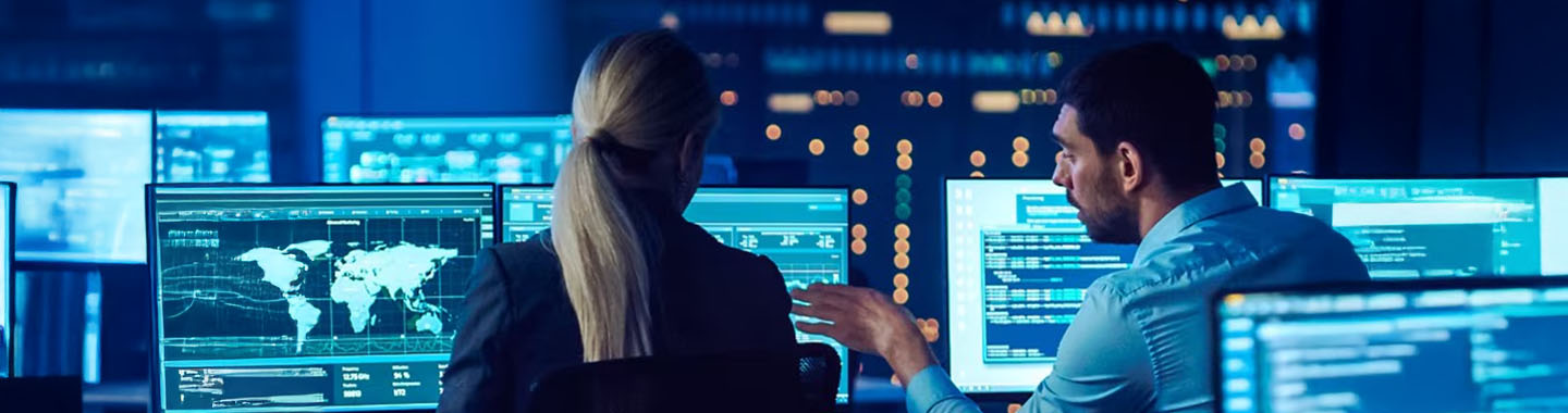 Kobieta i mężczyzna w serwerowni