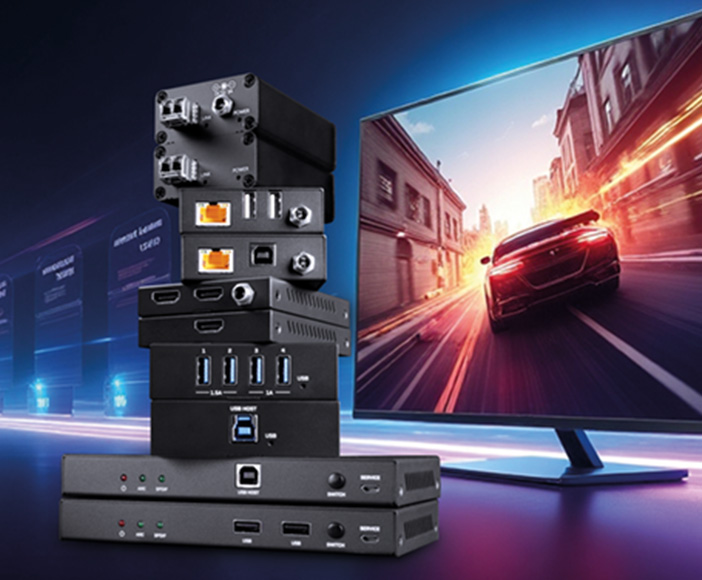 Verschiedene Netzwerk- und Multimedia-Adapter vor Monitor mit dynamischer Autofahrt als Beispiel für digitale Übertragungstechnik