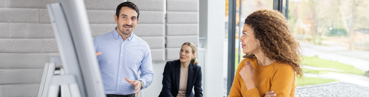 Drei Personen unterhalten sich im Büro