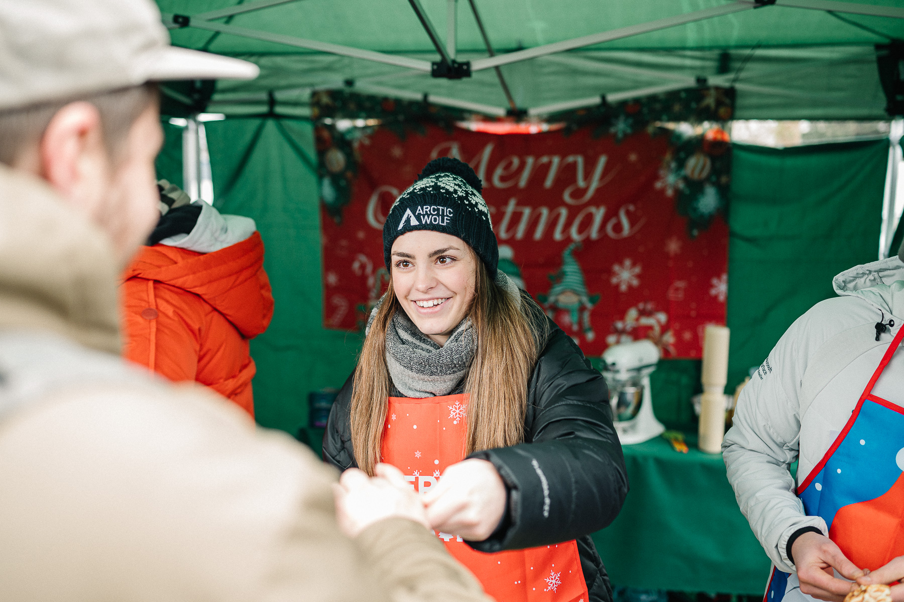 Eine Frau auf dem Weihnachtsmarkt