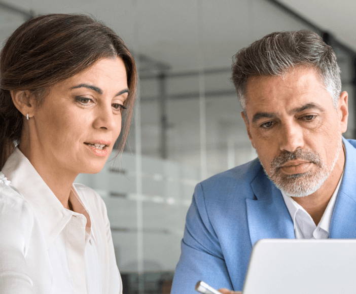 Vrouw en man kijken naar laptop