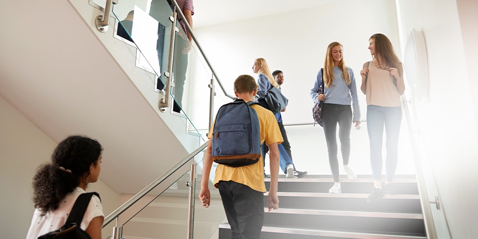 schule flur schueler schuelerinen