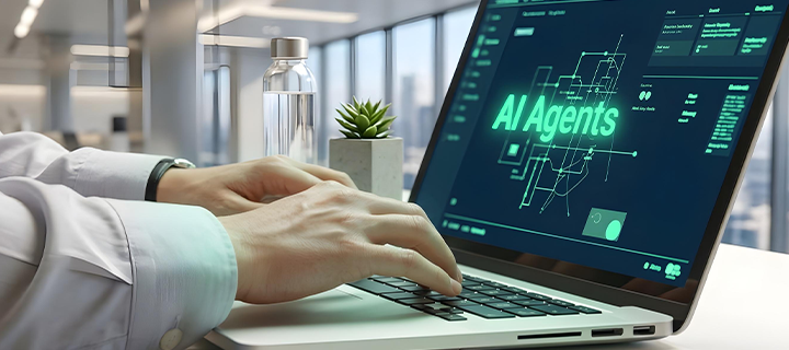 Ein Mann tippt auf seinem Laptop; auf dem Bildschirm ist der große Schriftzug „AI Agents“ zu sehen.