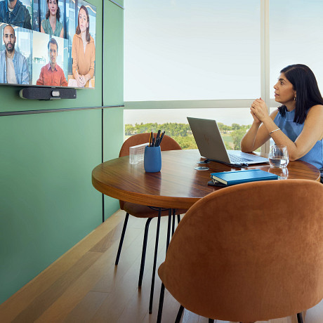 Kobieta w sali konferencyjnej.