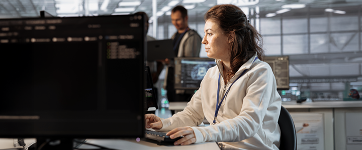 Eine Frau arbeitet in einem Büro an einem PC
