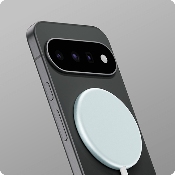 Smartphone mit dreifacher Kamera und kabellosem Ladegerät auf der Rückseite in modernem Design
