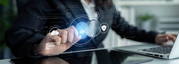 Ein Mann, der eine Fingerabdruckschnittstelle bedient