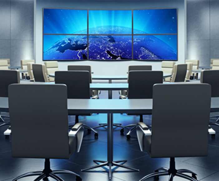 Moderner Konferenzraum mit mehreren Stühlen und großem Bildschirmwand zur Präsentation und Zusammenarbeit