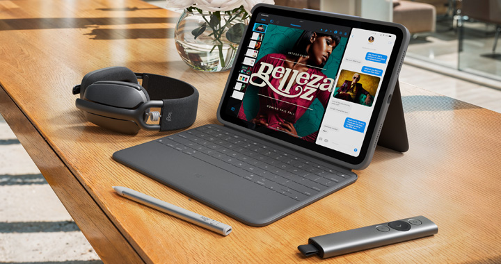 Schreibtisch mit einem Tablet, Headset, Eingabestift und Spotlight Presenter.