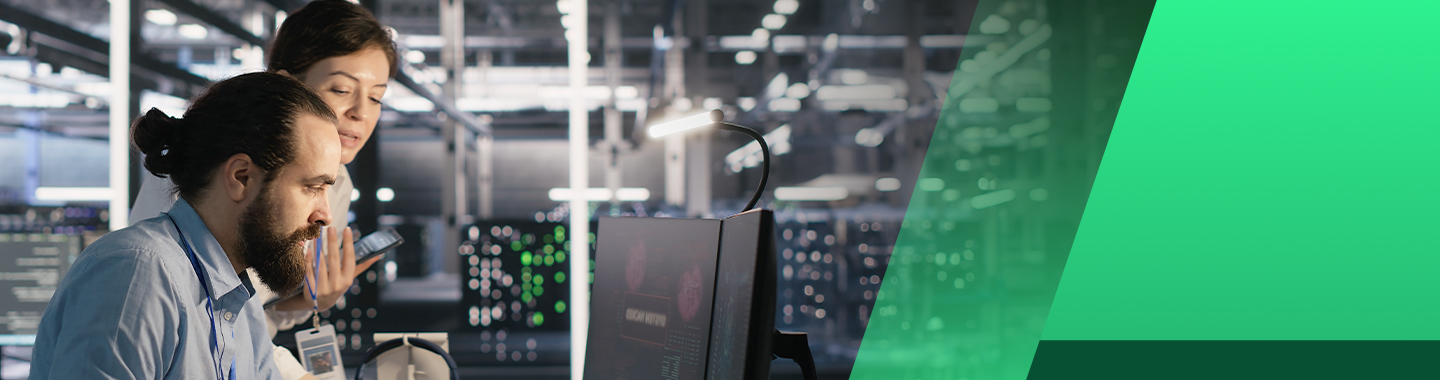 Zwei Personen aus dem IT-Sicherheitsteam schauen auf einen Monitor