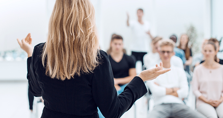 Eine Lehrerin hält einen Workshop für andere Lehrer.