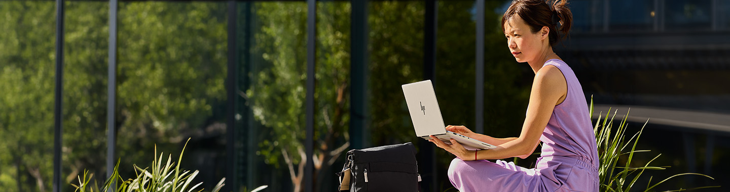 Kobieta z laptopem HP 