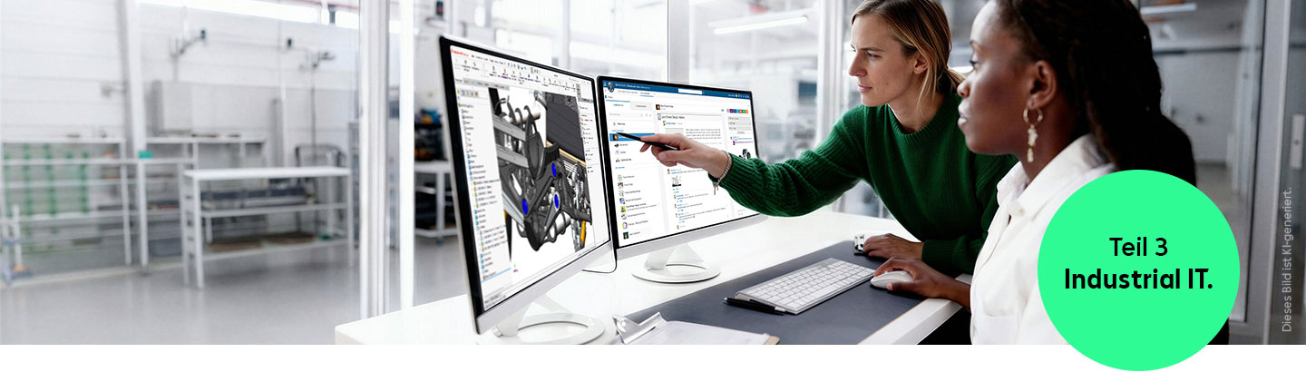 zwei Frauen besprechen den Prozess an einem Monitor