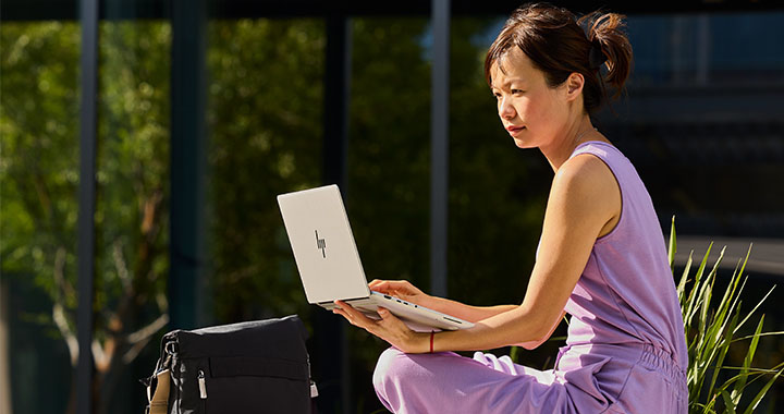 Kobieta z laptopem HP