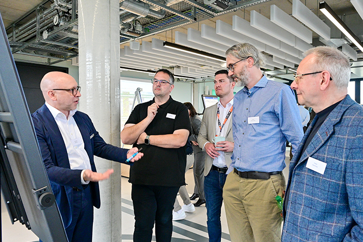 Besprechung vor einer Tafel bei IPAI-Spaces.