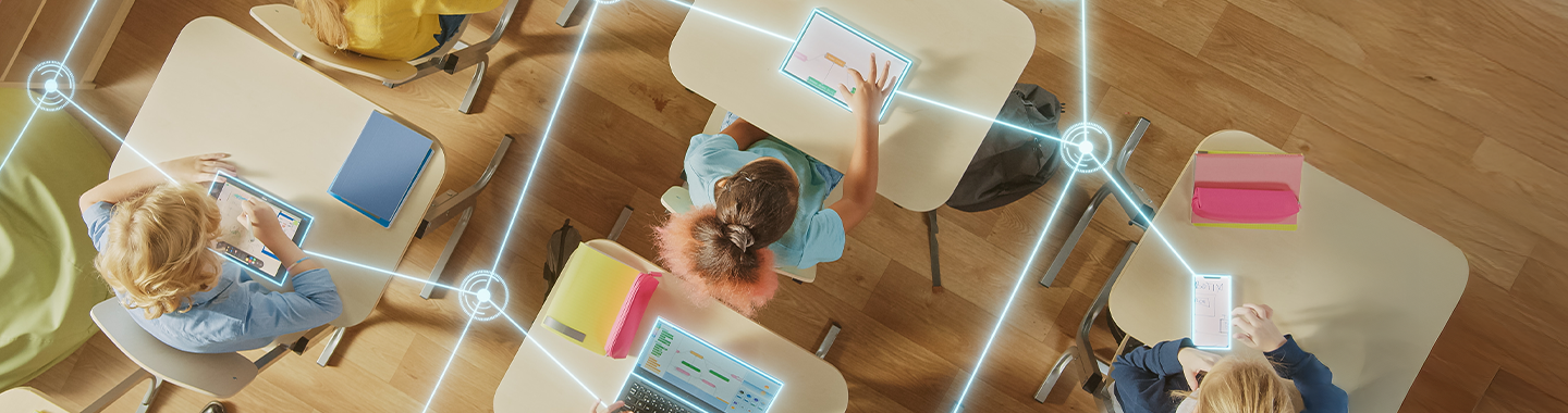Kinder lernen im Klassenzimmer an Computern.