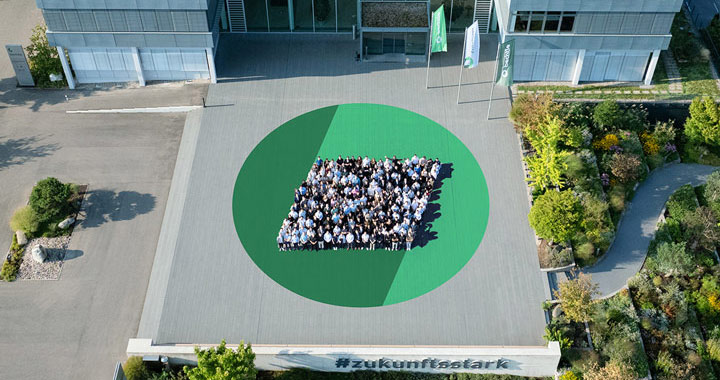 Mitarbeitende stehen vor dem Eingang am Bechtle Platz 1