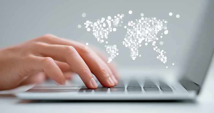 Close-up Tastatur und Weltkarte als Overlay