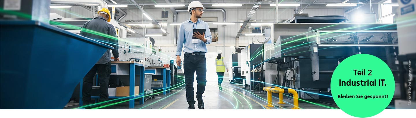 Ein Mitarbeiter geht mit einem Tablet in der Hand durch den Produktionsbereich