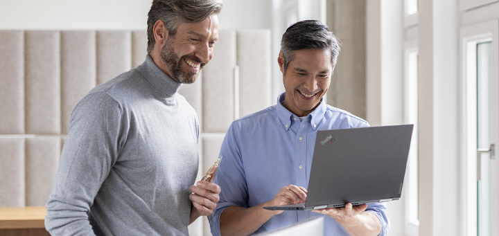 Zwei Männer schauen auf einen Laptop