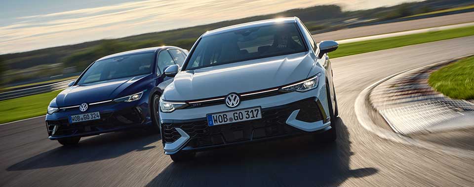 zwei fahrende VW Autos