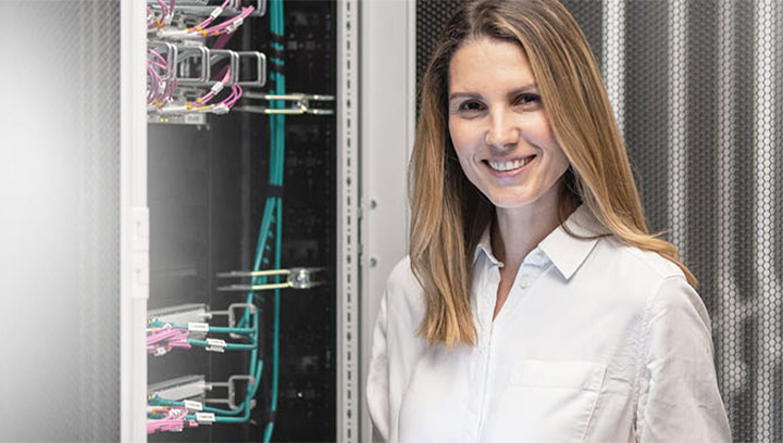 Frau im Rechenzentrum